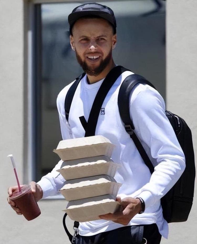 NBA球星有多能吃詹姆斯一天吃7顿奥尼尔36根热狗吃不饱