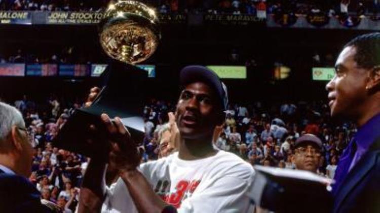 乔丹为什么是篮球历史第一人「乔丹为何是NBA历史第一人看完3点你就知道最后一项碾压众星」