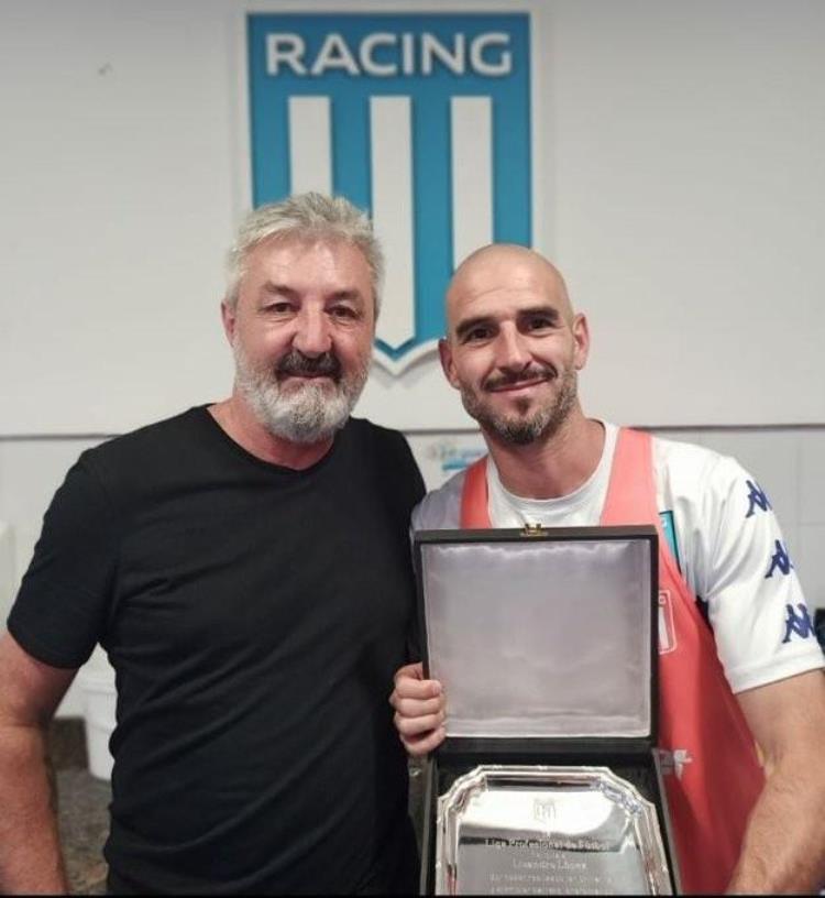 阿根廷38岁老将利桑德罗洛佩斯退役俱乐部送纪念牌表彰