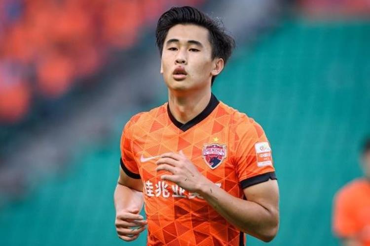 戴伟浚当选2021广东足球先生是历届最年轻的得主