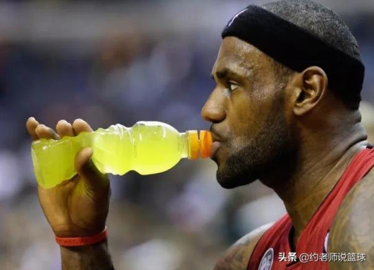 nba球员都喝的什么饮料「NBA比赛中球员喝的饮料是什么并不只是佳得乐哦」