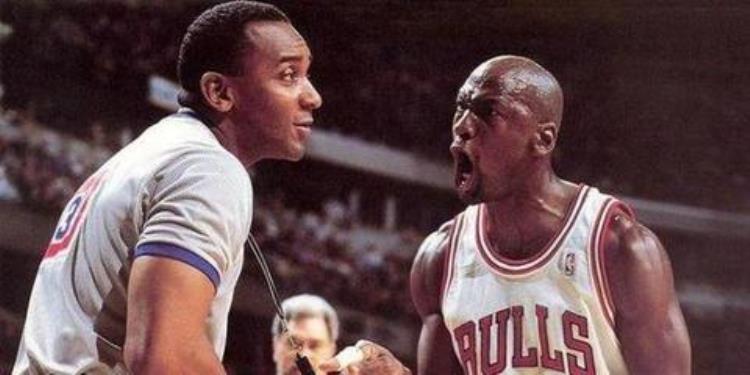 想知道在nba的赛场都是怎么骂裁判的吗「想知道在NBA的赛场都是怎么骂裁判的吗」