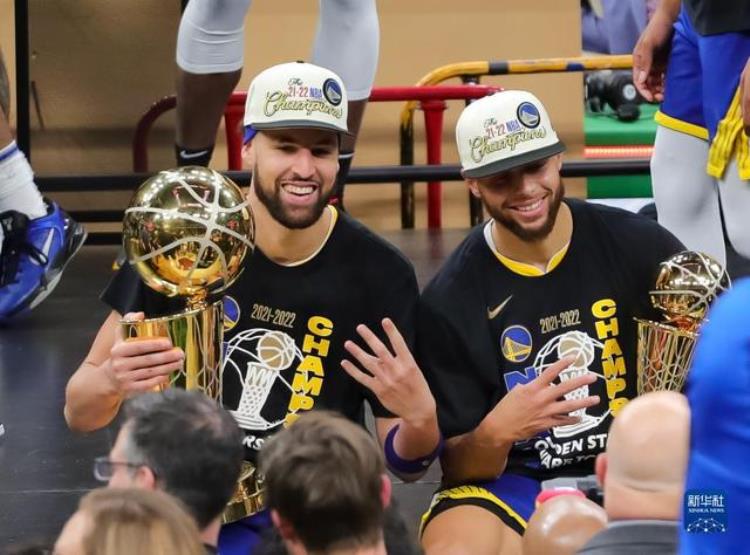 勇士nba总决赛mvp库里「NBA总决赛勇士队总比分4比2夺冠库里获得总决赛最有价值球员」
