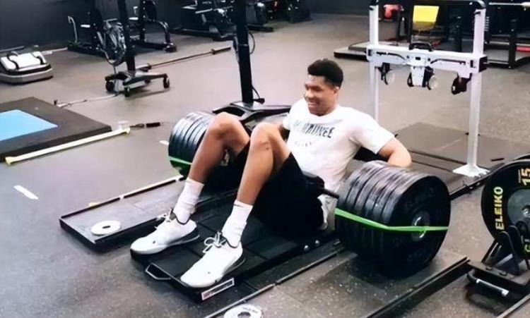 NBA奇特的身体结构文班亚马穿55码大鞋伦纳德大腿围度比腰粗