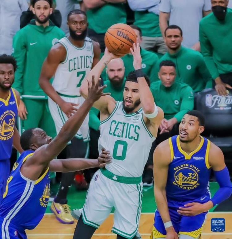 勇士nba总决赛mvp库里「NBA总决赛勇士队总比分4比2夺冠库里获得总决赛最有价值球员」