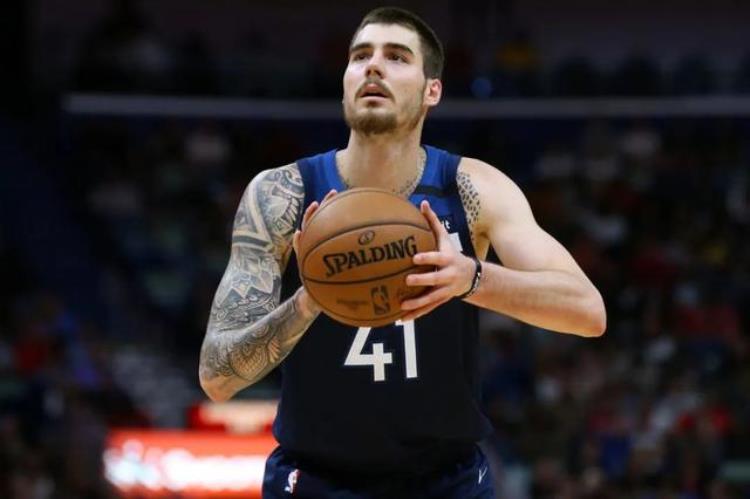NBA流浪汉1年换6队恭喜了新的FMVP诞生