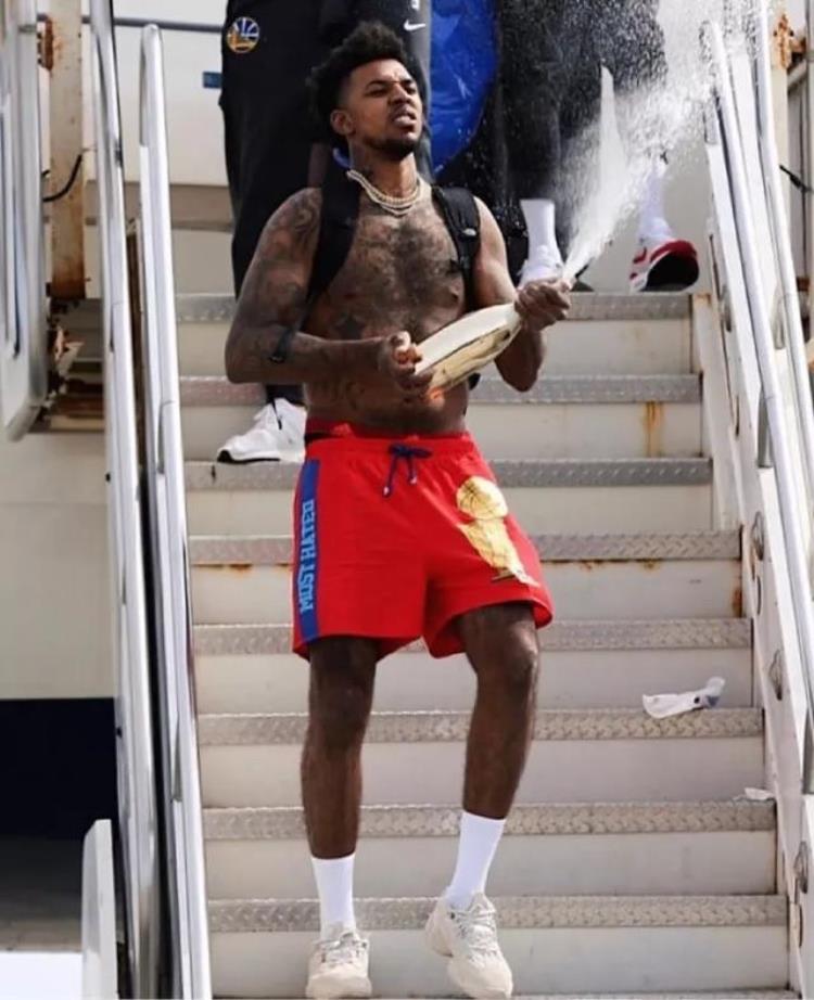 谐星打NBA靠逗比吸粉无数跟科比打嘴炮抢断队友投进绝杀