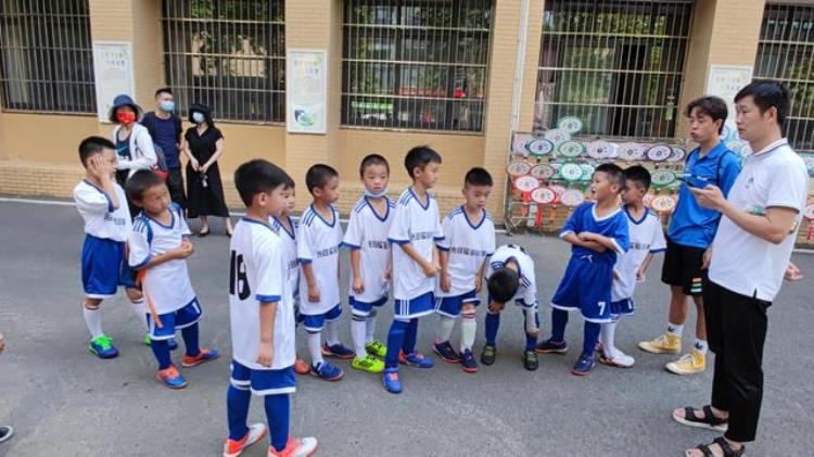 小学生足球美篇「武汉第27届足球晚报杯小学二年级赛后有感足球的魅力」