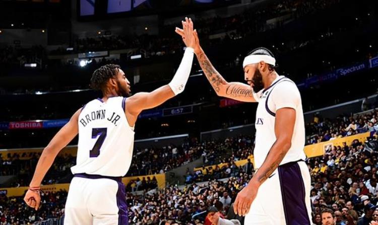 湖人对爵士战绩「NBA最新排名爵士绿军领跑勇士客场首胜湖人篮网连胜反弹」