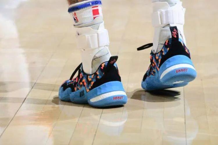 皮尔斯代言的球鞋「NBA球员上脚3大国产品牌的球鞋皮尔斯的签名鞋很经典」