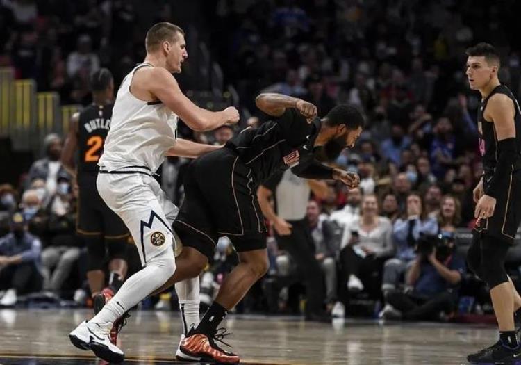 nba打wwe「逗妹吐槽看NBA还附赠WWE有二番战不」