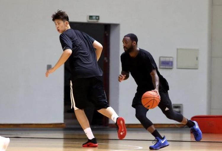 CBA史上最强二当家为丁彦雨航打下手的劳森能安分多久