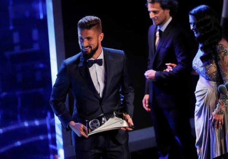 梅西金球奖投票给c罗「C罗蝉联2017世界足球先生里皮连续两年没给梅西投票」
