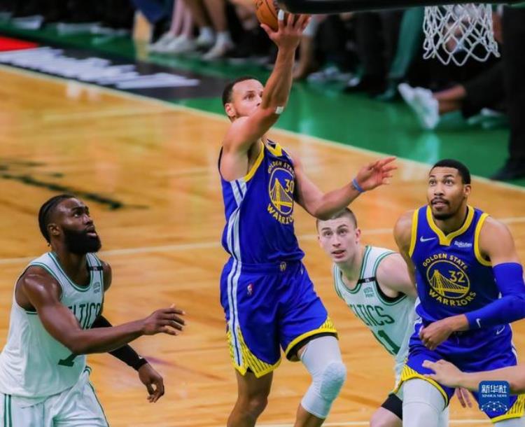勇士nba总决赛mvp库里「NBA总决赛勇士队总比分4比2夺冠库里获得总决赛最有价值球员」