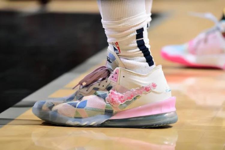 皮尔斯代言的球鞋「NBA球员上脚3大国产品牌的球鞋皮尔斯的签名鞋很经典」