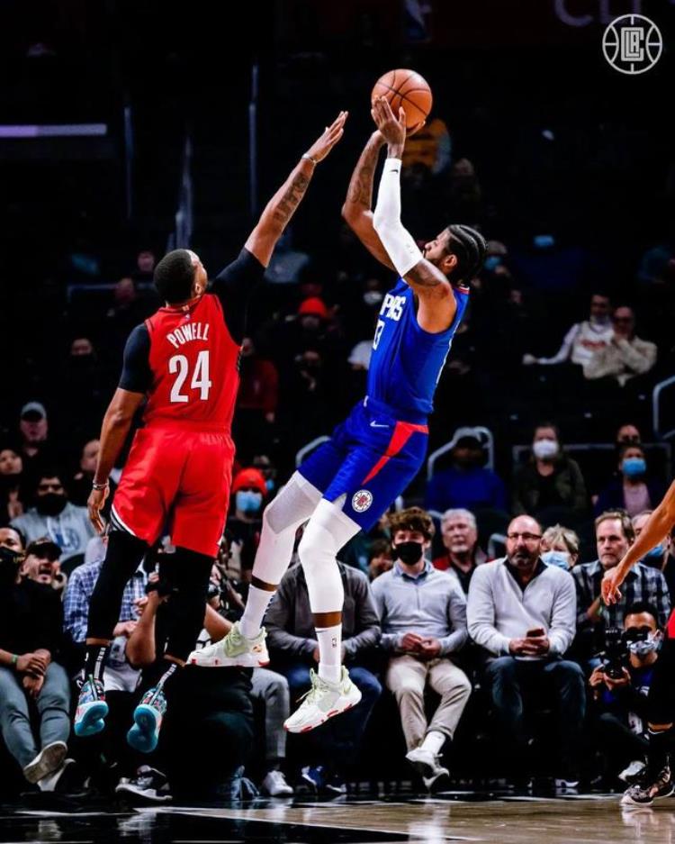 nba打wwe「逗妹吐槽看NBA还附赠WWE有二番战不」