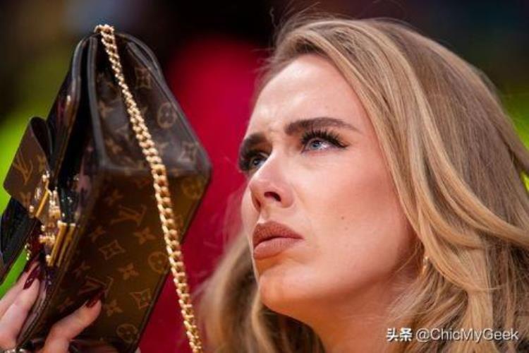 阿黛尔与男友看NBA球场响起EasyOnMe天后崩溃社死现场