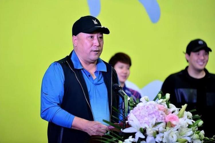恭喜60岁李永波开办羽毛球俱乐部身材已发福