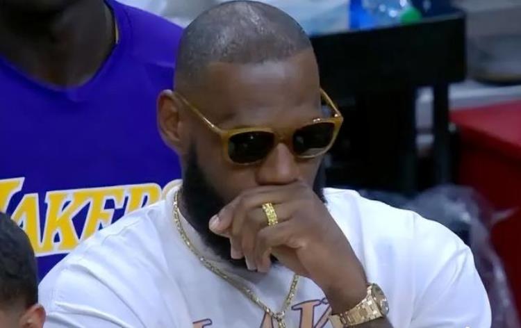 詹姆斯炫富右手戴6位数手链左手百万名表NBA超巨太有钱了