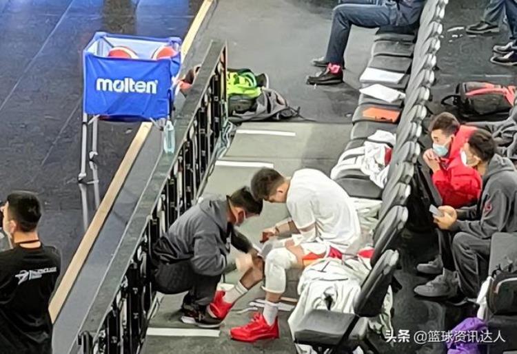 郭艾伦手腕绷带「郭艾伦16中3谁注意赛前膝盖缠满绷带肌贴一个人承担了所有」