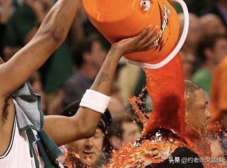 nba球员都喝的什么饮料「NBA比赛中球员喝的饮料是什么并不只是佳得乐哦」