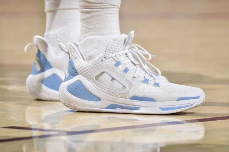 皮尔斯代言的球鞋「NBA球员上脚3大国产品牌的球鞋皮尔斯的签名鞋很经典」