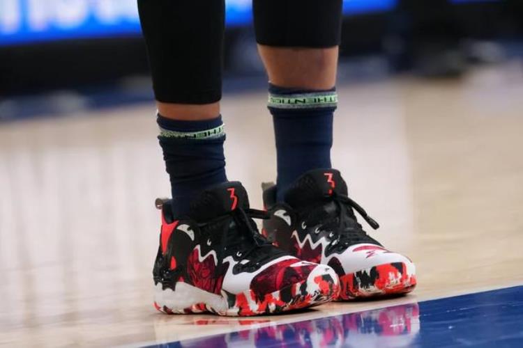 皮尔斯代言的球鞋「NBA球员上脚3大国产品牌的球鞋皮尔斯的签名鞋很经典」