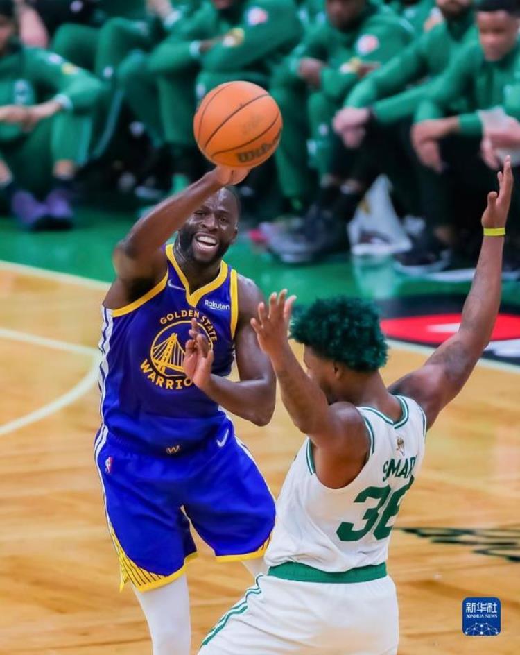 勇士nba总决赛mvp库里「NBA总决赛勇士队总比分4比2夺冠库里获得总决赛最有价值球员」