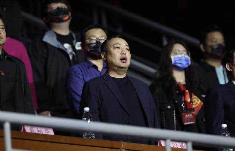 刘国梁缺席东京奥运会「不愧是刘国梁国乒老将无缘东京奥运会他依然亲自下场耐心指导」