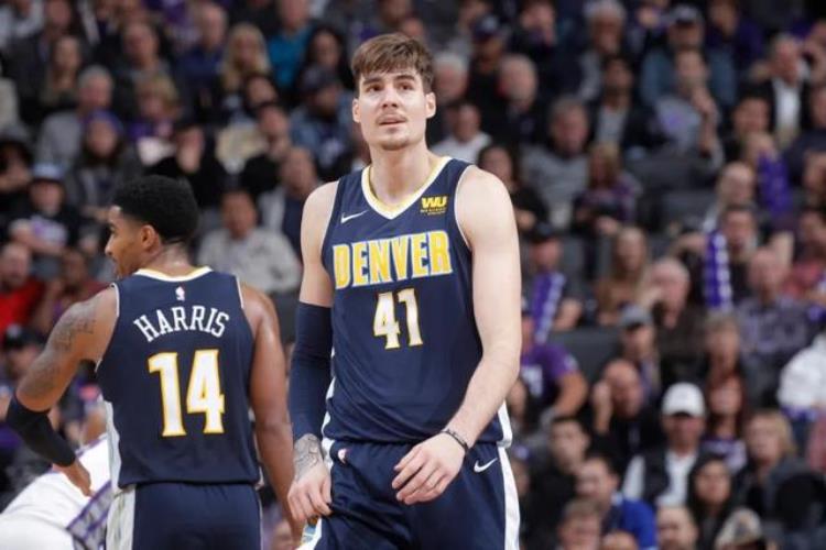 NBA流浪汉1年换6队恭喜了新的FMVP诞生