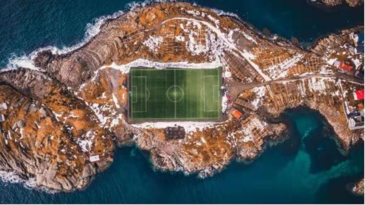 半个足球场大的小岛「最偏远岛屿发现神秘足球场周围风景独特」