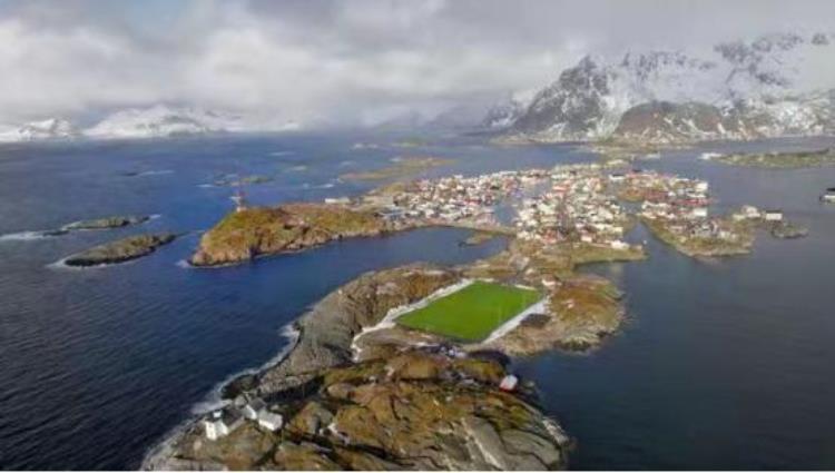 半个足球场大的小岛「最偏远岛屿发现神秘足球场周围风景独特」