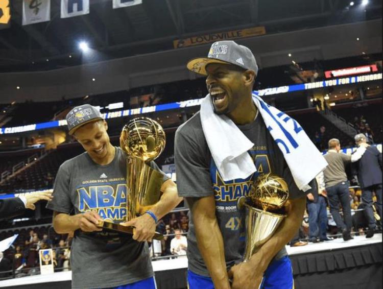 nba代言耐克的都有哪些球星「都说NBA打压非耐克球员又有哪些其他品牌旗下球员拿到过MVP呢」