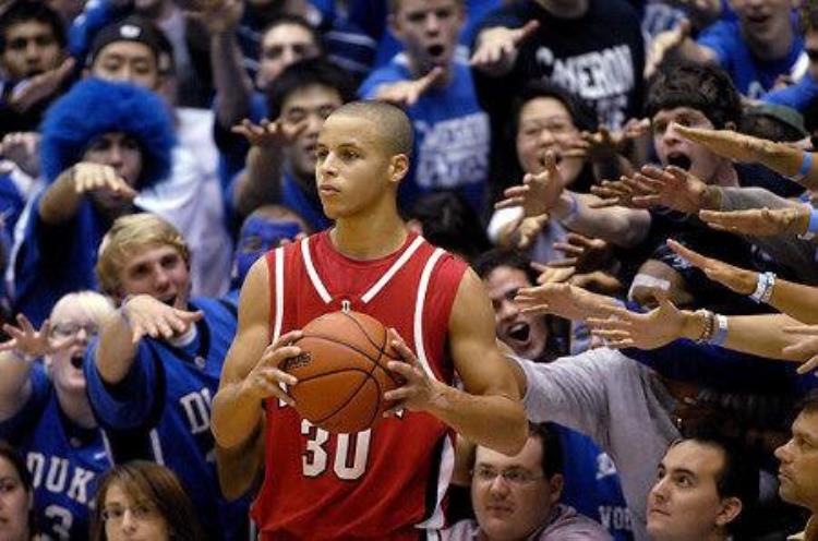 库里是一个怎样的人「库里一个被低估的天才他是如何一步一步地踏入NBA殿堂的」