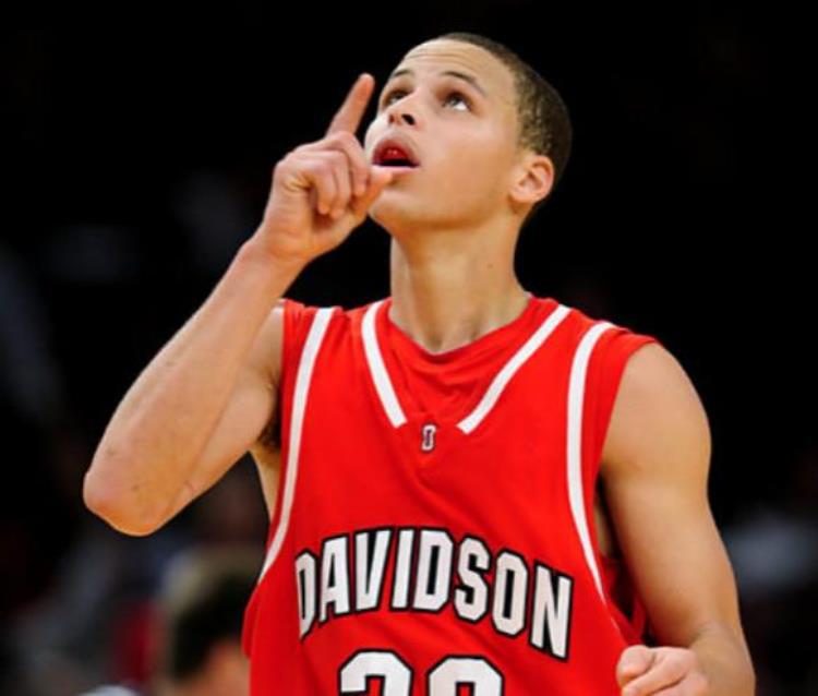 库里是一个怎样的人「库里一个被低估的天才他是如何一步一步地踏入NBA殿堂的」