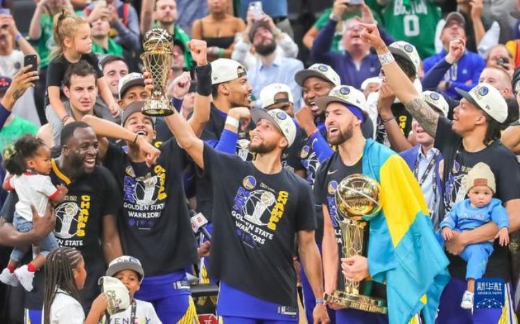勇士nba总决赛mvp库里「NBA总决赛勇士队总比分4比2夺冠库里获得总决赛最有价值球员」