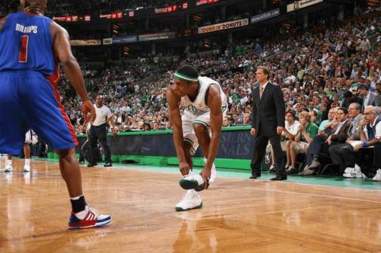 为什么罚球要摸鞋底「NBA球员在罚球时为什么总是会摸鞋底这里面的学问大着呢」
