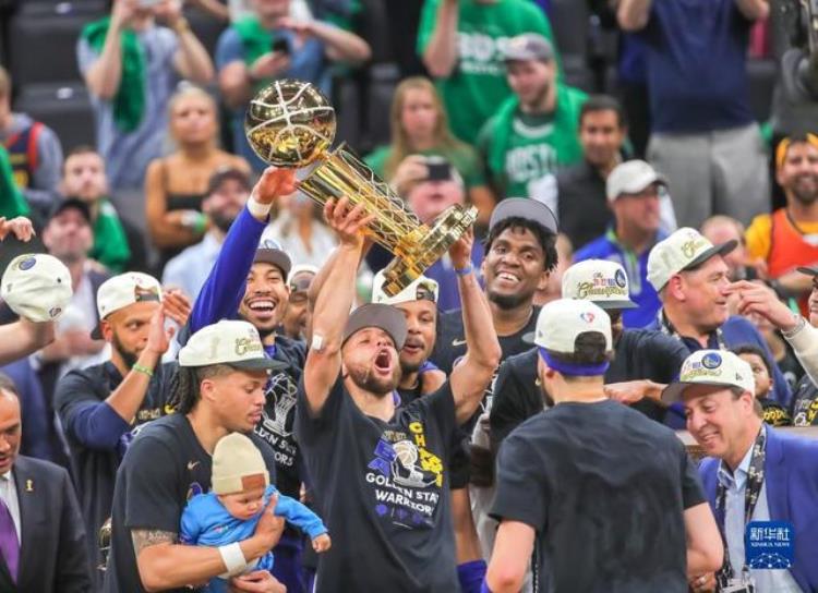 NBA总决赛勇士队总比分4比2夺冠库里获得总决赛最有价值球员
