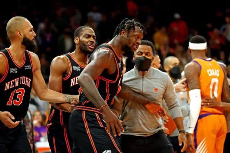 兰德尔打裁判「冲突推搡裁判兰德尔被NBA重罚他不配当球队老大」