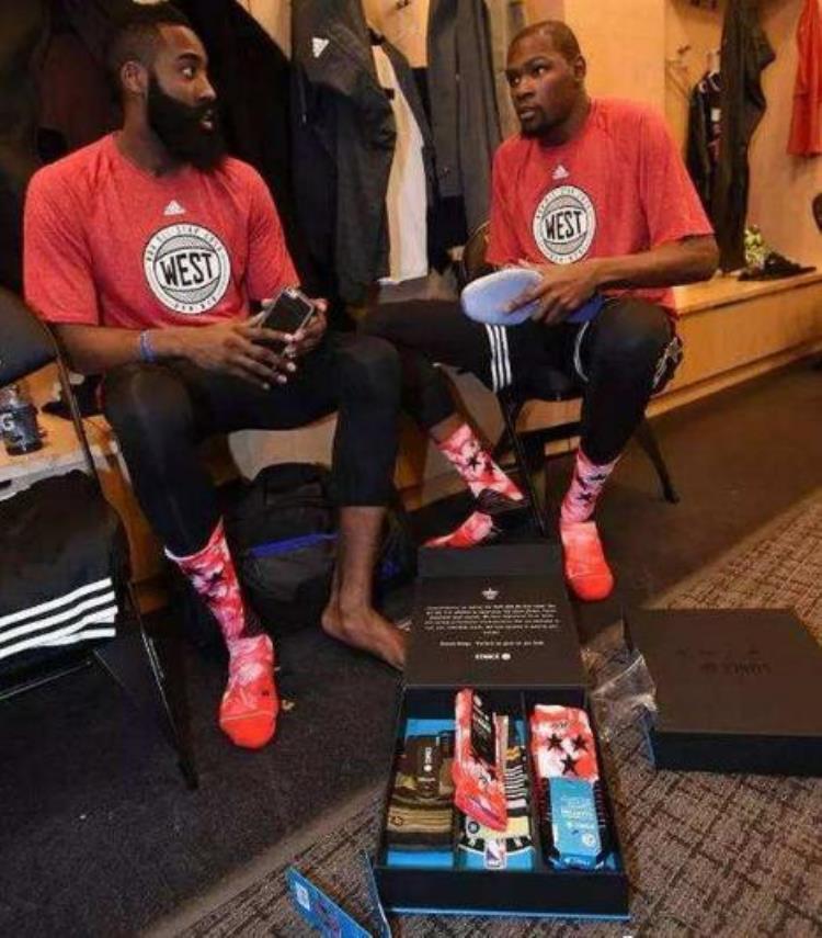nba球员为什么穿长袜「NBA球星为啥喜欢长筒袜买给女友穿想想就刺激」