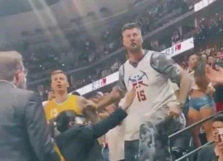 nba打wwe「逗妹吐槽看NBA还附赠WWE有二番战不」