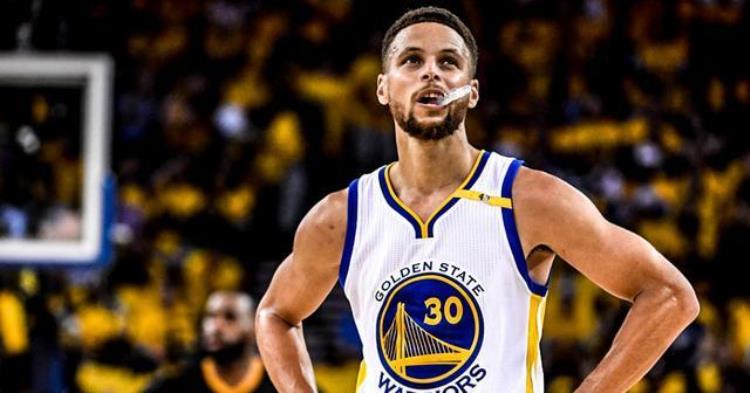 库里是一个怎样的人「库里一个被低估的天才他是如何一步一步地踏入NBA殿堂的」