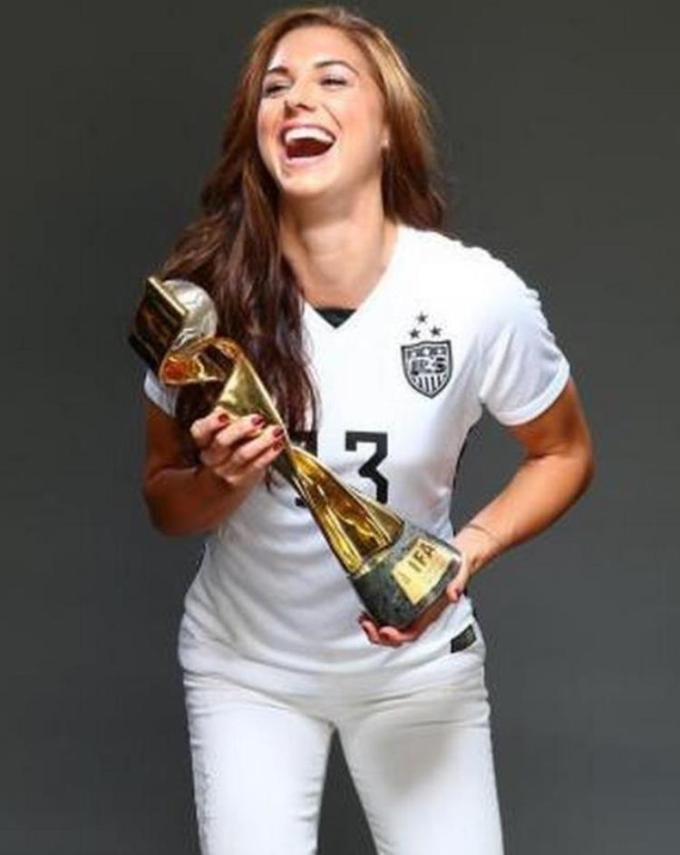世界最美女足球员「她是女足第一美女年仅26就摘下世界杯冠军成梅西身边的人」