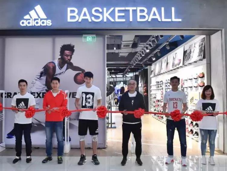 阿迪达斯篮球鞋专卖店「听说阿迪达斯中国区最大的篮球专营店在成都搞事情」