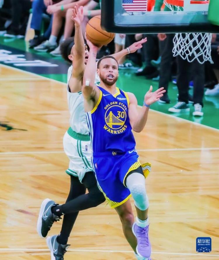 勇士nba总决赛mvp库里「NBA总决赛勇士队总比分4比2夺冠库里获得总决赛最有价值球员」