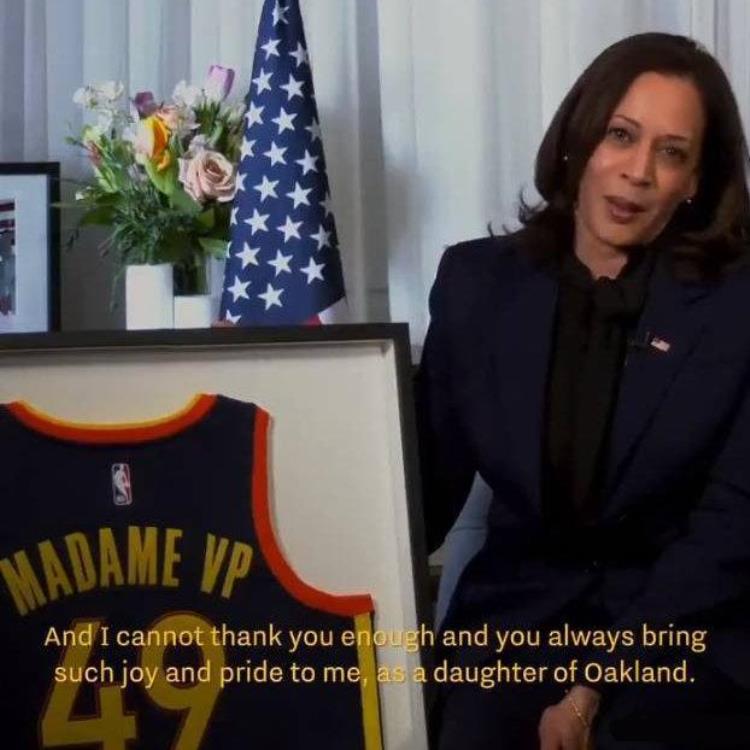 喜气美国57岁女副总统获赠NBA球衣勇士队库里祝贺哈里斯