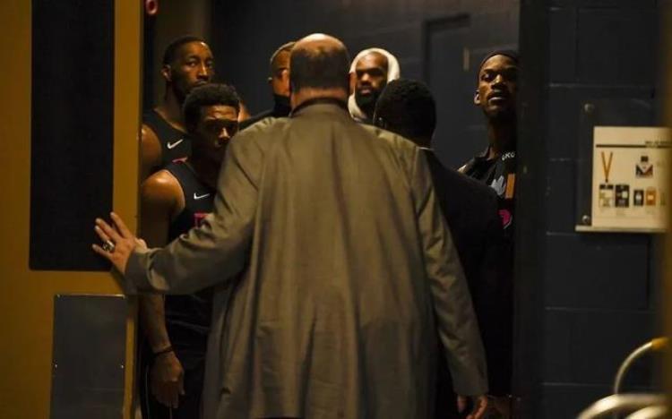 nba打wwe「逗妹吐槽看NBA还附赠WWE有二番战不」