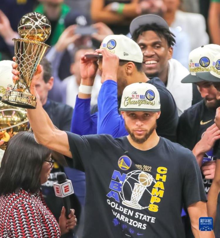 勇士nba总决赛mvp库里「NBA总决赛勇士队总比分4比2夺冠库里获得总决赛最有价值球员」