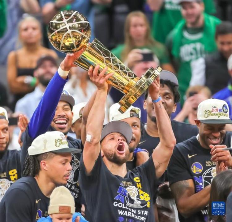 勇士nba总决赛mvp库里「NBA总决赛勇士队总比分4比2夺冠库里获得总决赛最有价值球员」