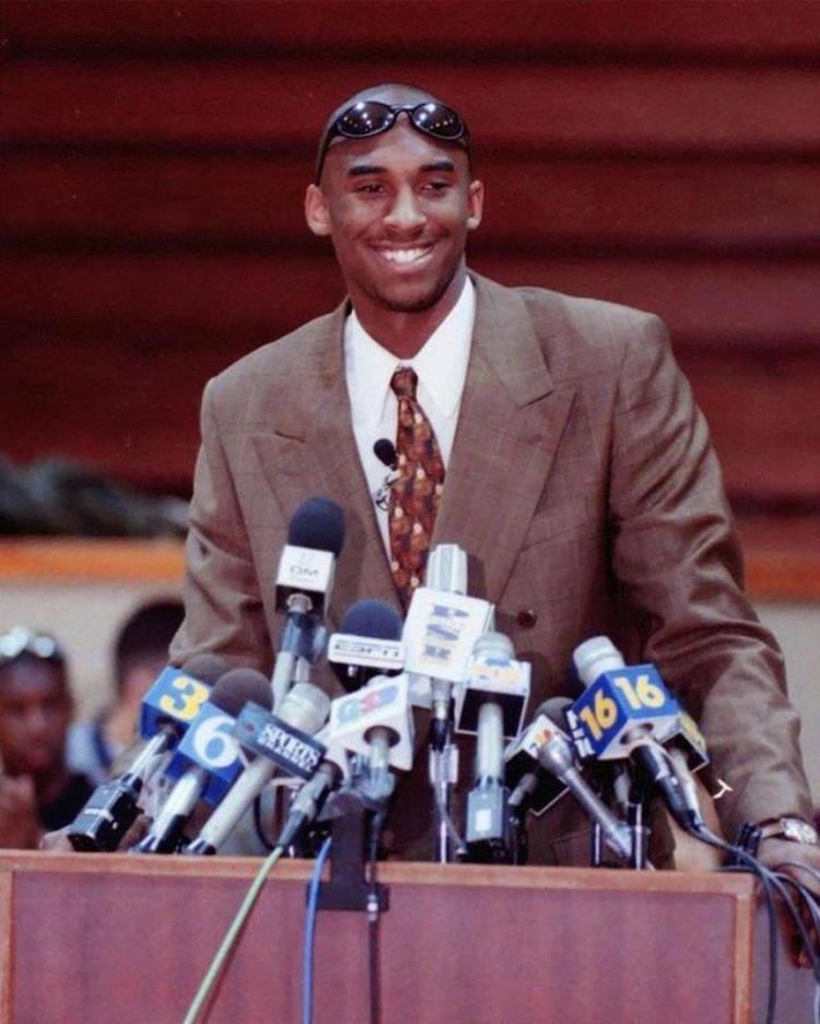 科比宣布参加选秀24周年24年前的今天他将天赋带到NBA